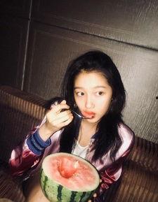 情侣照片朋友吃瓜,情侣甜蜜合影，朋友吃瓜围观，幸福氛围感染众人