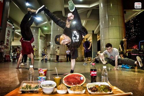 广场跳舞吃瓜图片,围观群众吃瓜热议