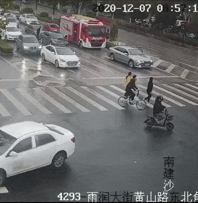 吃瓜群众遭车祸,生命瞬间消逝