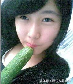 美女开始吃瓜,开启甜蜜瓜食之旅