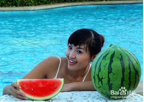 胖胖的女孩吃瓜,胖胖女孩的甜蜜食光